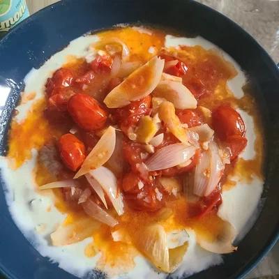 Ofen-Tomaten auf Minz-Joghurt-Bett