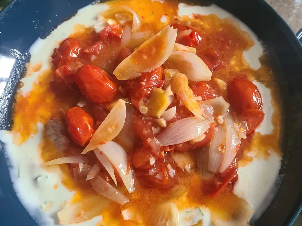 Ofen-Tomaten auf Minz-Joghurt-Bett