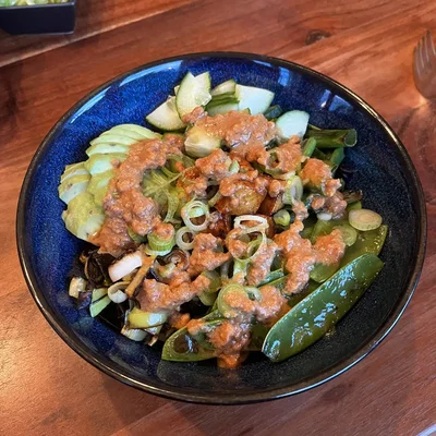 Vegane Grüne Buddha-Bowl mit Erdnusssoße und Schwarzem Reis
