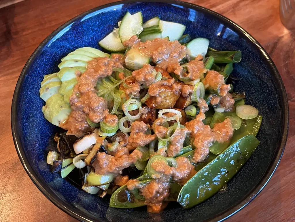 Vegane Grüne Buddha-Bowl mit Erdnusssoße und Schwarzem Reis