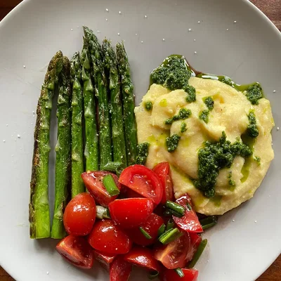 Gegrillter grüner Spargel mit Polenta und Kirschtomaten