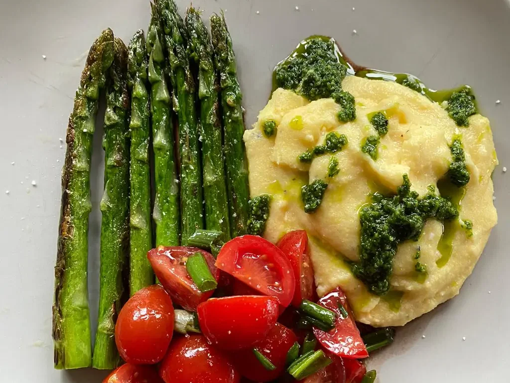Gegrillter grüner Spargel mit Polenta und Kirschtomaten