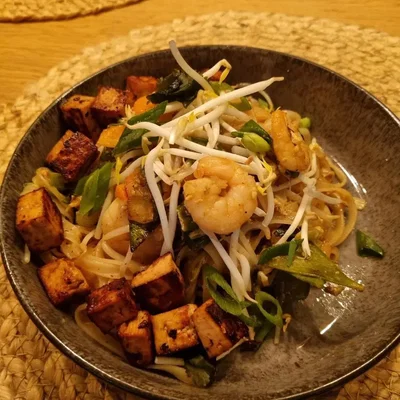 Pad Thai mit Tofu, Garnelen und Gemüse