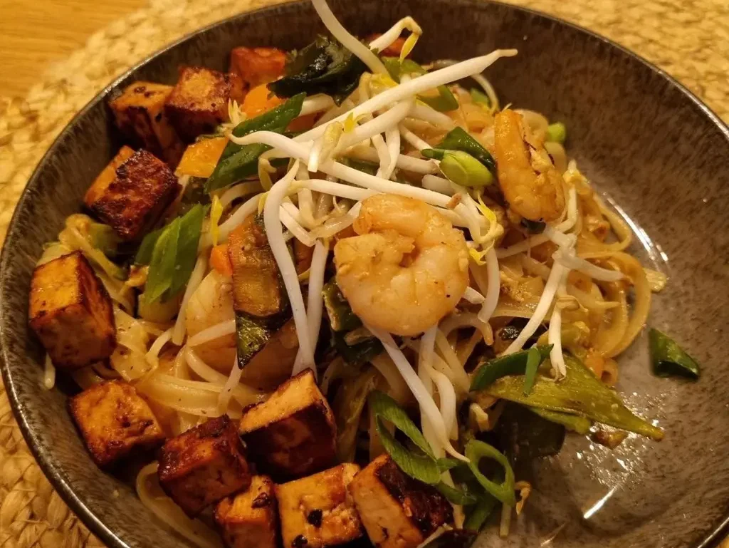 Pad Thai mit Tofu, Garnelen und Gemüse