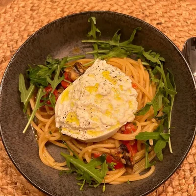 Spaghetti mit Tomaten-Pilz-Sauce und Burrata