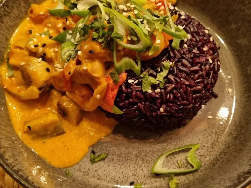 Rotes Auberginen Curry mit Schwarzem Reis