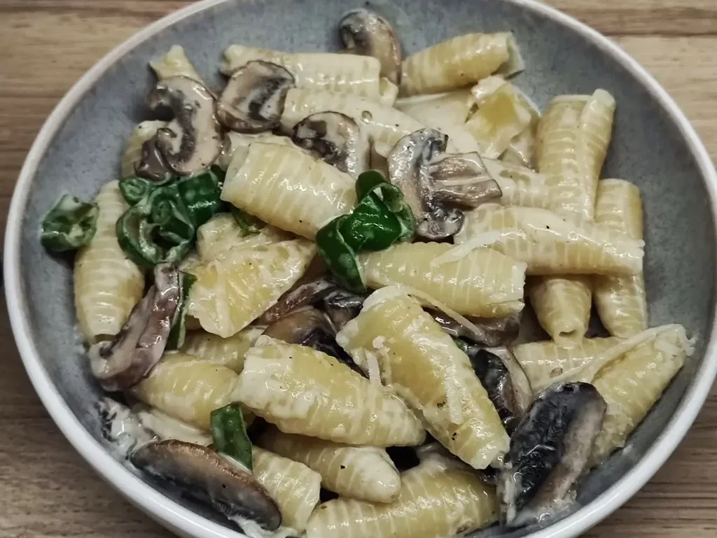 Castellane mit Champignons, Paprika und Sahnesoße