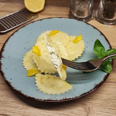 Ravioli mit Ricotta, Zitronenabrieb und Garnelen in Zitronenbutter