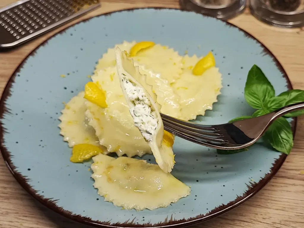 Ravioli mit Ricotta, Zitronenabrieb und Garnelen in Zitronenbutter