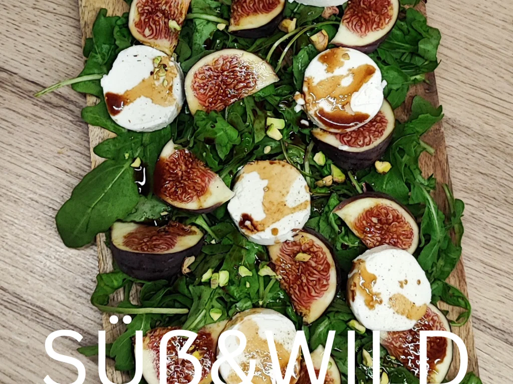 Rucola-Ziegenfrischkäse-Platte mit Feigen und Feige Dattel Creme