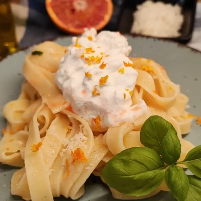 Tagliatelle all’arancia rossa con burrata