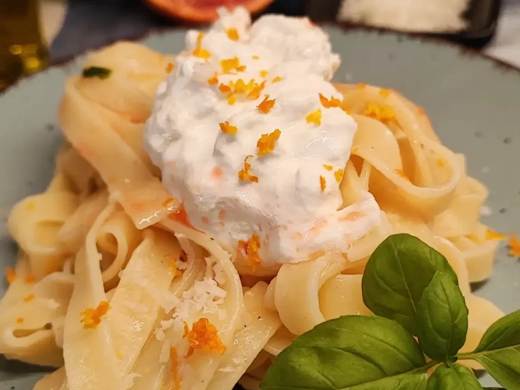Tagliatelle all’arancia rossa con burrata
