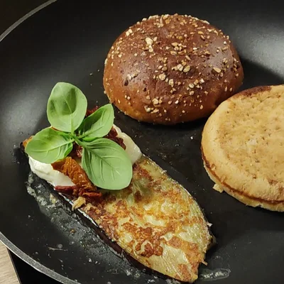 Mediterrane Meisterklasse: Burger mit Eggplant Parmesan, Mozarella, getrockneten Tomaten und Basilikum