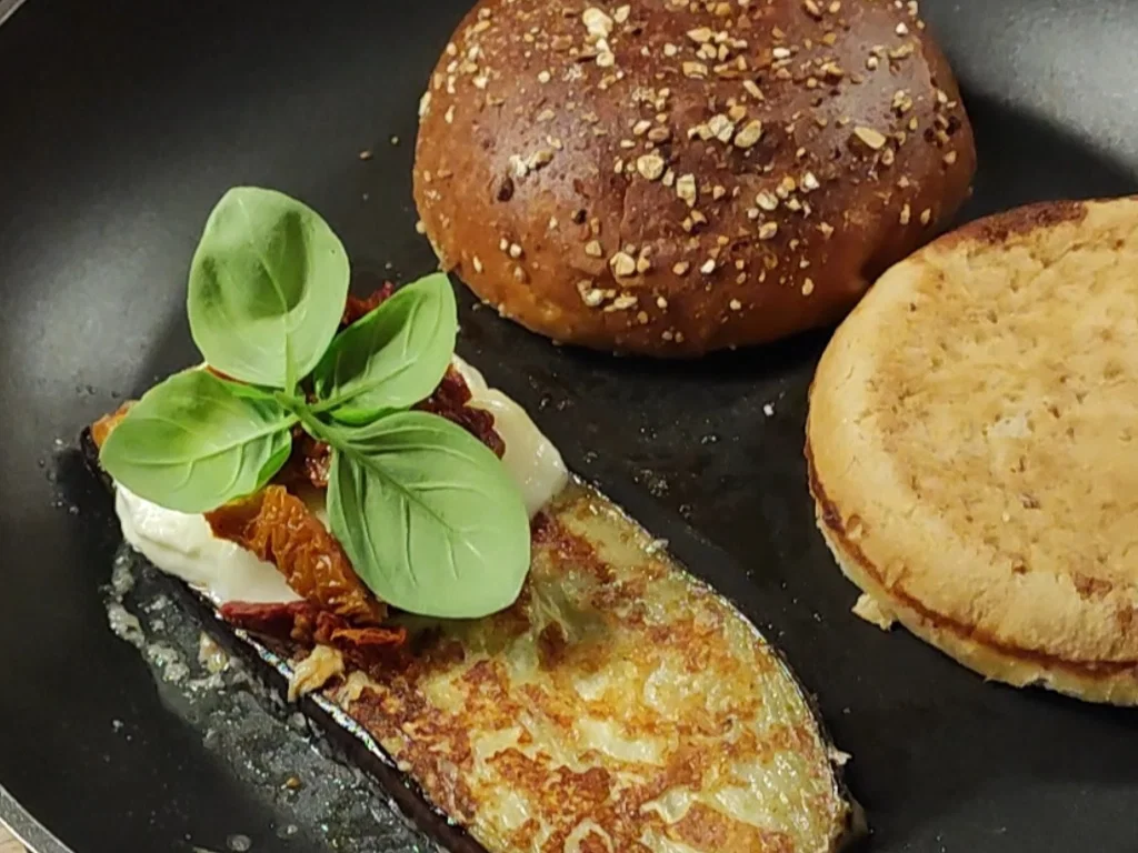 Mediterrane Meisterklasse: Burger mit Eggplant Parmesan, Mozarella, getrockneten Tomaten und Basilikum