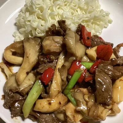 Gretasomis Rindfleisch aus dem Wok mit Austernpilzen