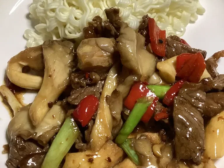 Gretasomis Rindfleisch aus dem Wok mit Austernpilzen