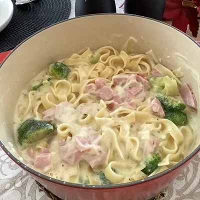 Gretasomis Tagliatelle mit Brokkoli, Schinken und Käsesosse