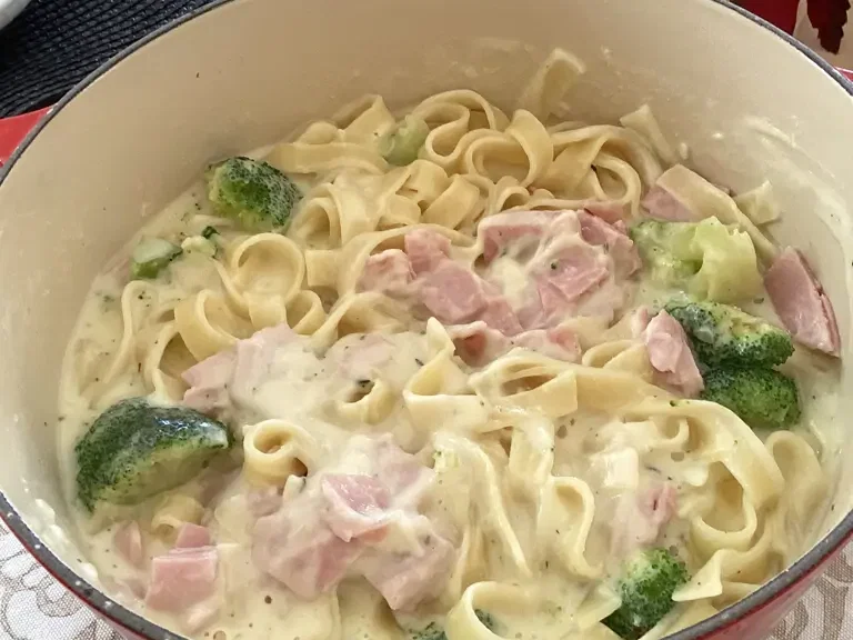 Gretasomis Tagliatelle mit Brokkoli, Schinken und Käsesosse