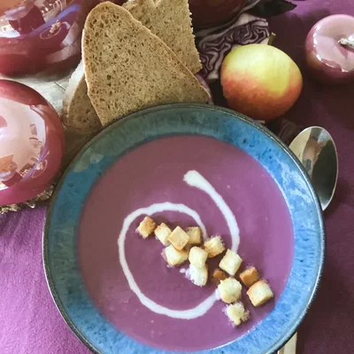 Gretasomis Rotkohlsuppe mit Apfel