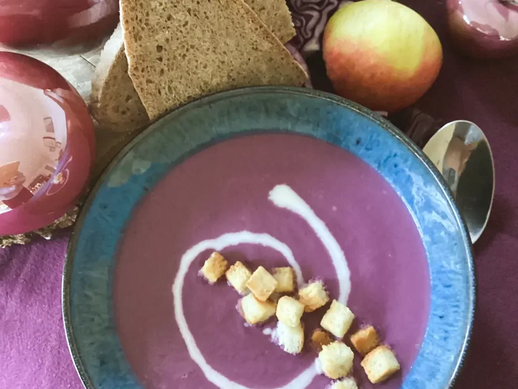 Gretasomis Rotkohlsuppe mit Apfel