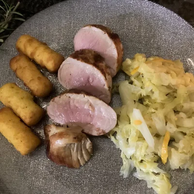 Gretasomis Rosmarin-Schweinefilet mit Mandarinen-Wirsing