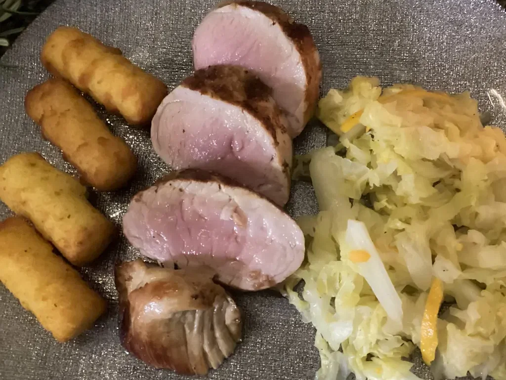 Gretasomis Rosmarin-Schweinefilet mit Mandarinen-Wirsing