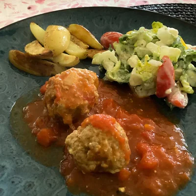 Gretasomis Bifteki mit Tomatensoße, Kartoffelecken und Salat