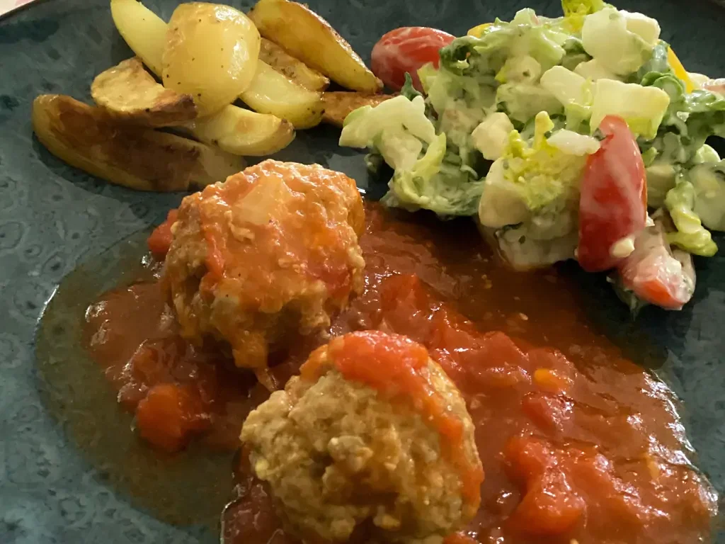 Gretasomis Bifteki mit Tomatensoße, Kartoffelecken und Salat
