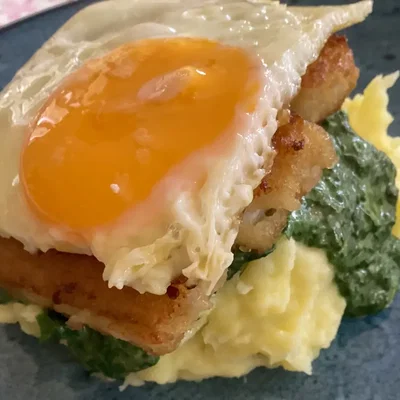 Rahmspinat mit Kartoffelpüree und Fischstäbchen