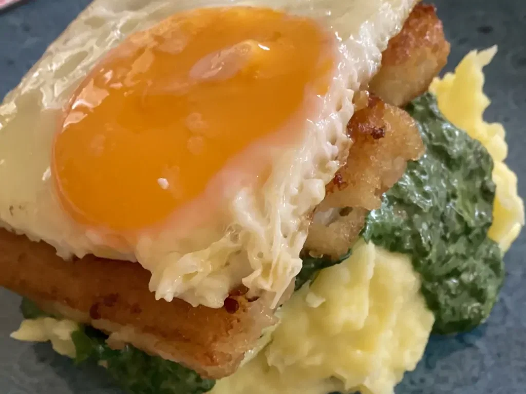 Rahmspinat mit Kartoffelpüree und Fischstäbchen