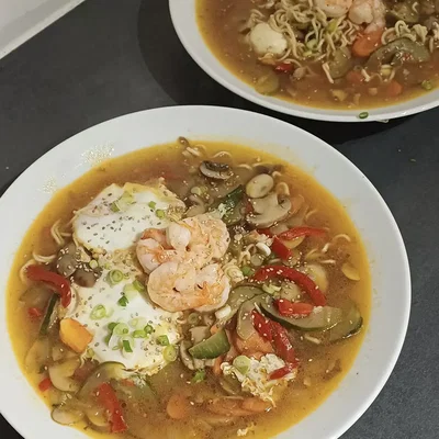 Phở - Asiatische Suppe mit Eiernudeln, Gemüse und Ei