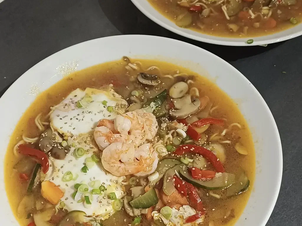 Phở - Asiatische Suppe mit Eiernudeln, Gemüse und Ei