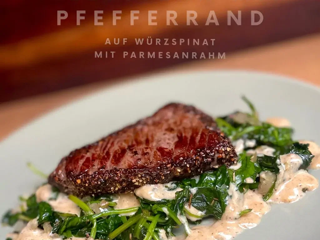 Steak mit Prefferrand auf Spinat in Parmesanrahm