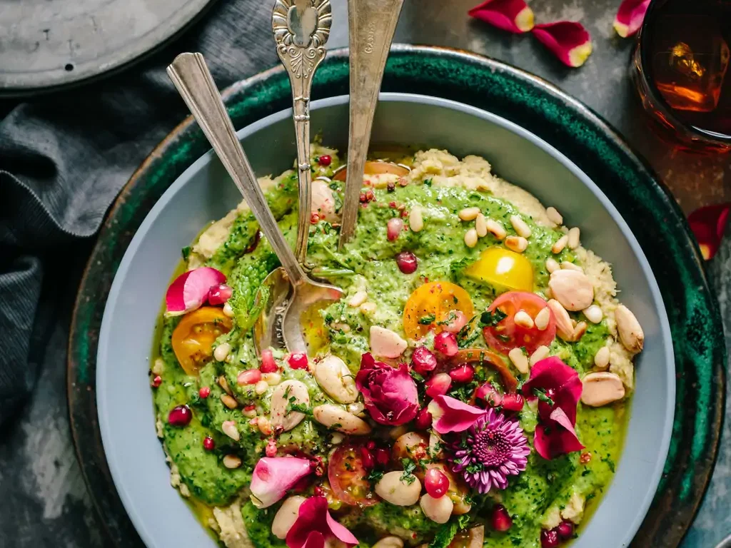 Frühlings-Bärlauch-Hummus mit gerösteten Pinienkernen
