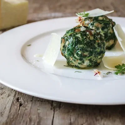 Bärlauchknödel mit karamellisierten Tomaten und Parmesan-Kruste