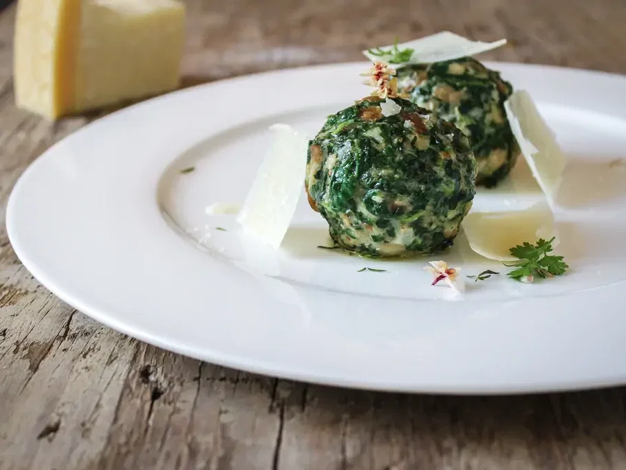 Bärlauchknödel mit karamellisierten Tomaten und Parmesan-Kruste