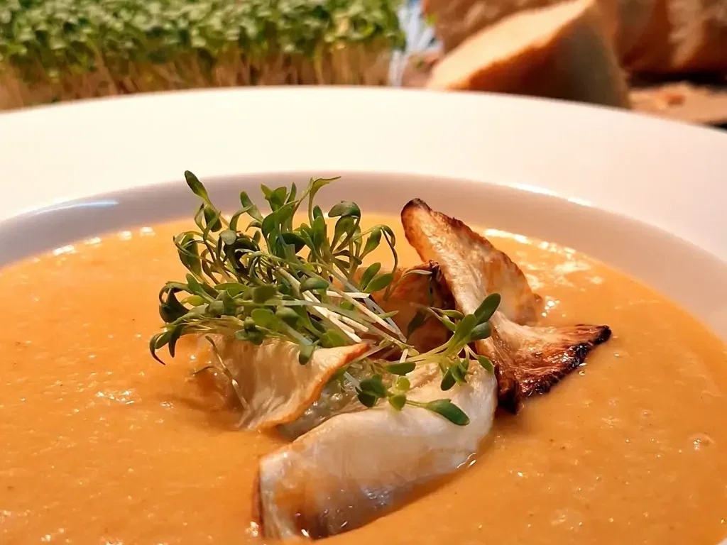 Cremige Selleriesuppe mit Curry und Kresse-Topping