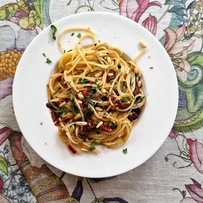 Spaghetti mit Oliven, Tomaten und Petersilie