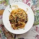 Spaghetti mit Oliven, Tomaten und Petersilie – Bild 1