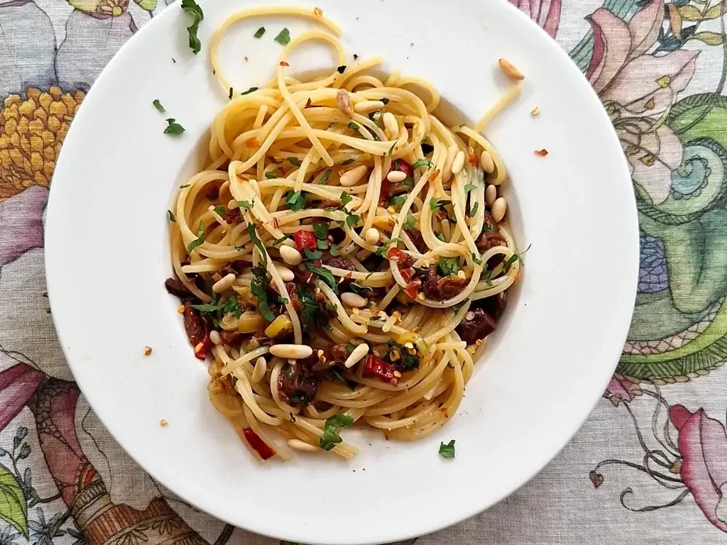 Spaghetti mit Oliven, Tomaten und Petersilie