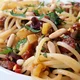 Spaghetti mit Oliven, Tomaten und Petersilie – Bild 2