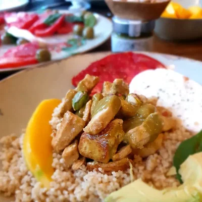 Bio-Hühnchenfilet an Pistaziencreme auf Couscous