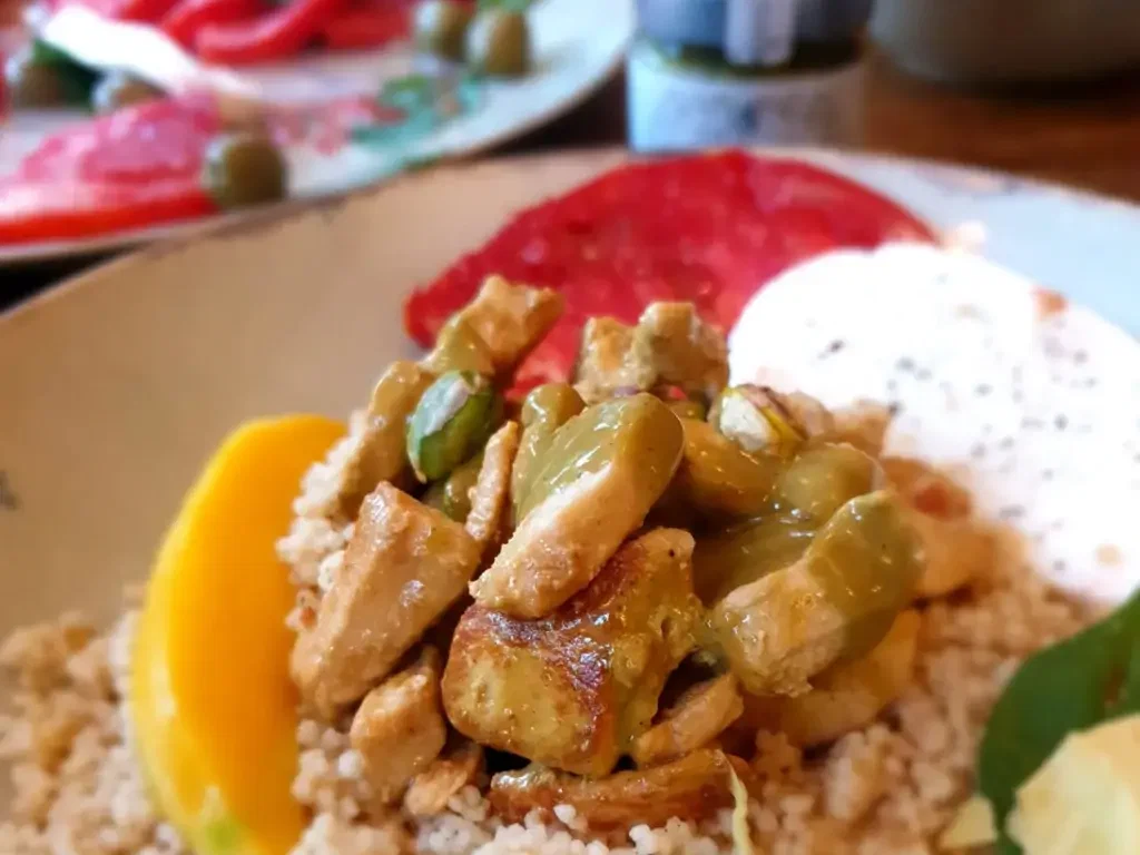 Bio-Hühnchenfilet an Pistaziencreme auf Couscous