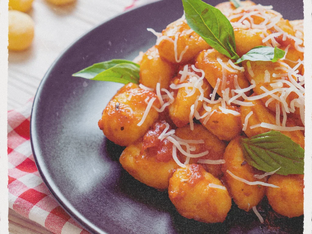 Köstliche Kartoffelgnocchi mit Tomatensauce