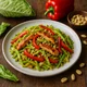 Spitzkohl-Pfanne mit Hähnchen und Erdnüssen – Bild 1