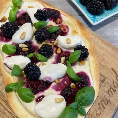 Flammkuchen mit Ziegenfrischkäse und Brombeeren