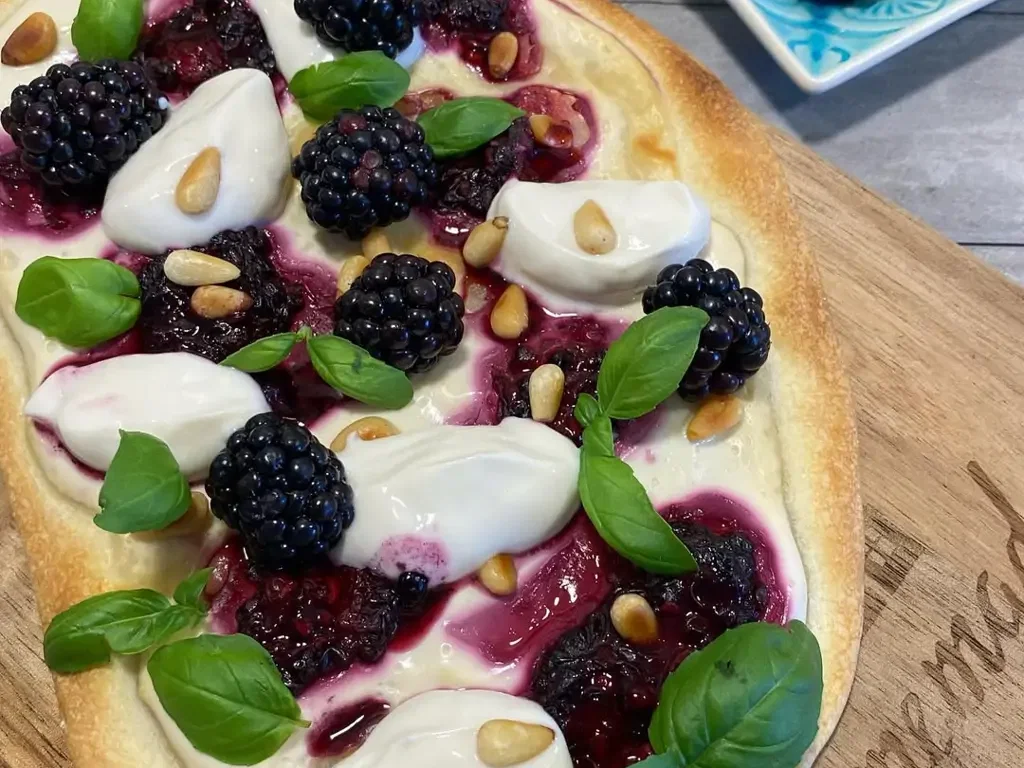 Flammkuchen mit Ziegenfrischkäse und Brombeeren