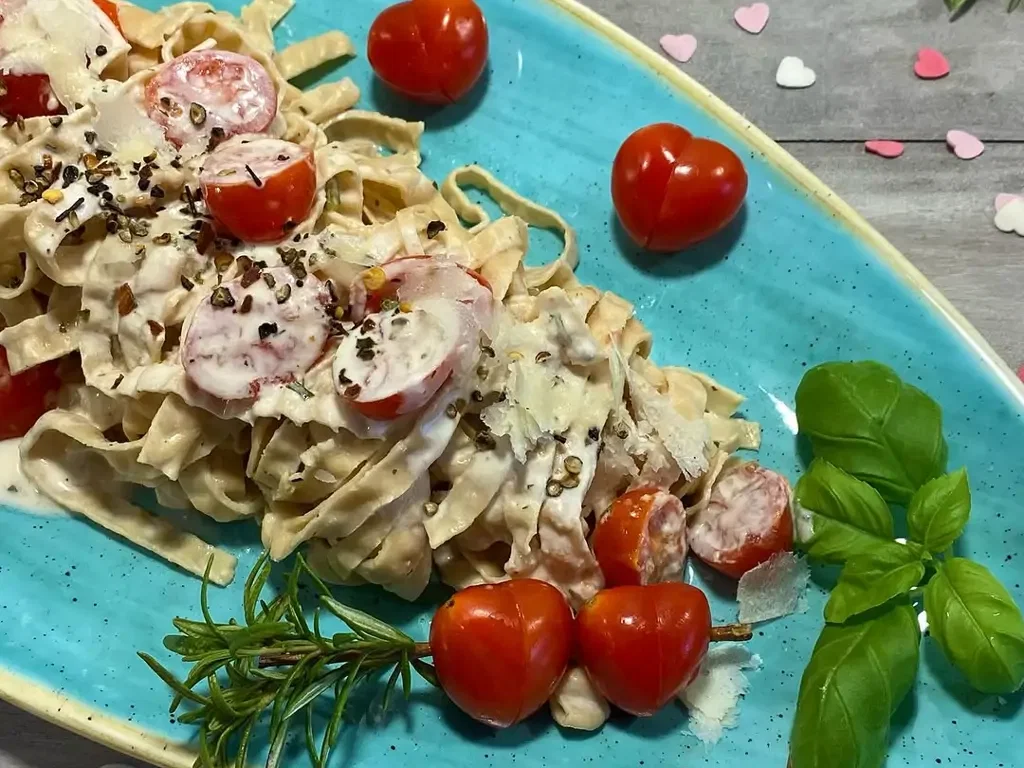 Pasta mit Ziegenfrischkäse und Datteltomaten