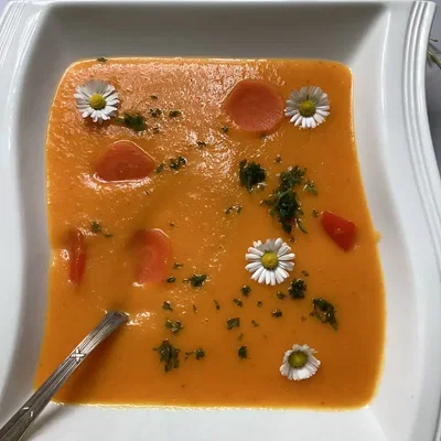 Gretasomis Möhrensuppe mit Gänseblümchen