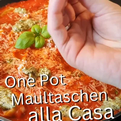 Maultaschen mit Tomatensauce und Pesto
